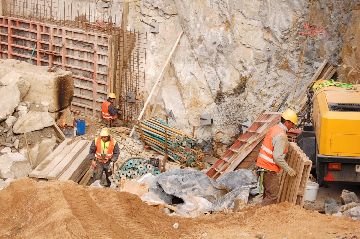 Tres persones treballen al sector de la construcció.