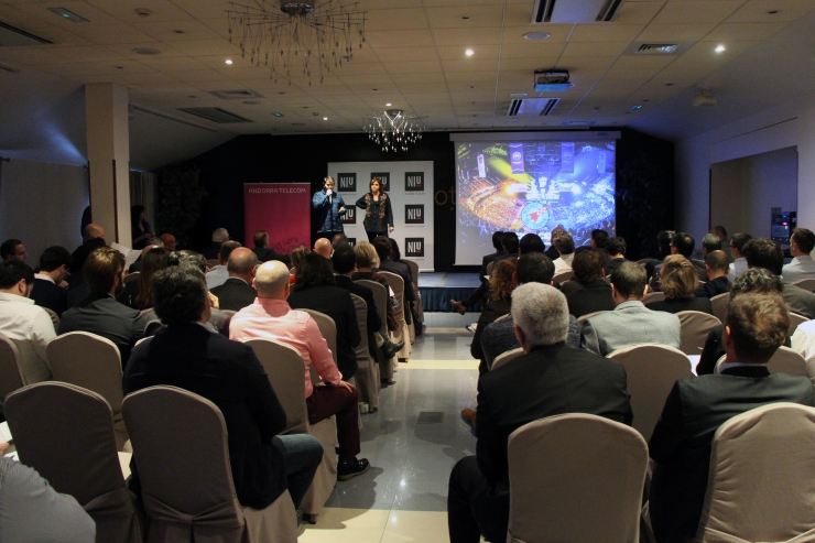 Una 'start-up' presenta el seu projecte davant dels inversors.