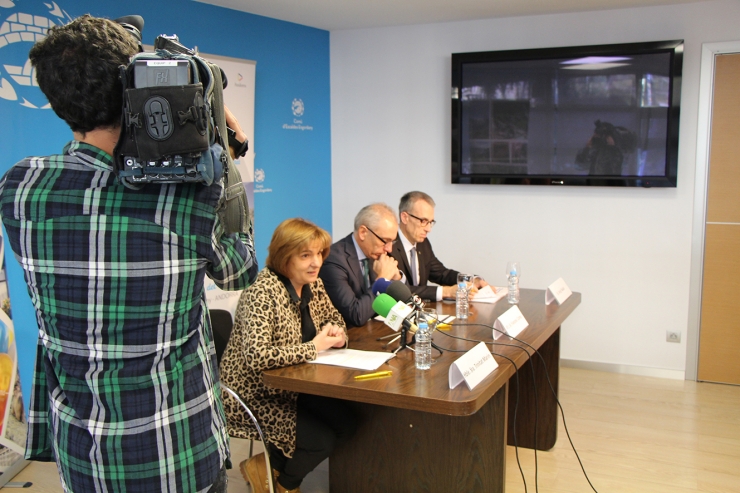 La cònsol major d'Escaldes-Engordany, Trini Marín, el ministre de Turisme, Francesc Camp, i el cap de l'àrea de Planificació Turística i Econòmica, Sergi Nadal, durant la roda de premsa de presentació del Congrés Mundial de Turisme de Neu i Muntanya.