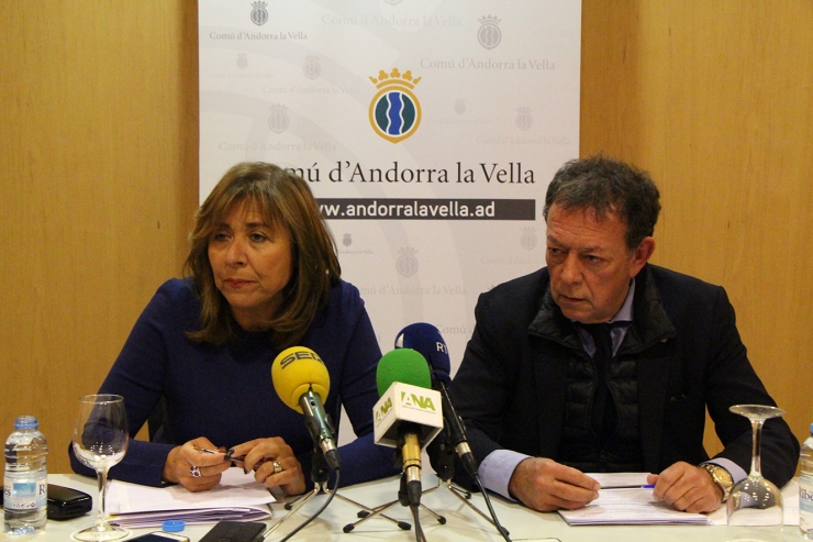 La cònsol major d'Andorra la Vella, Conxita Marxol, i el cònsol major de Sant Julià de Lòria, Josep Miquel Vila, durant la roda de premsa posterior a la reunió de cònsols.