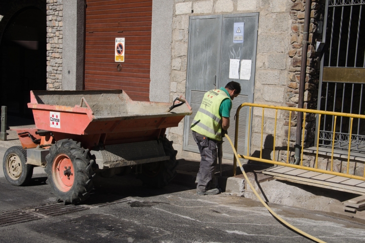 Un treballador de la construcció en una obra.