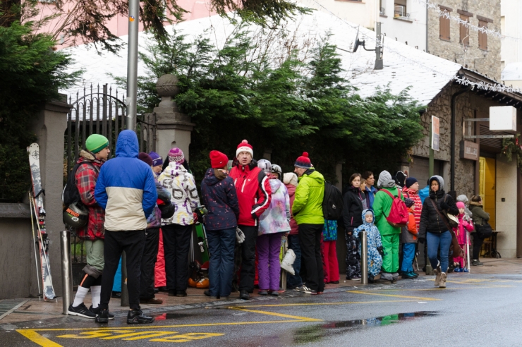 Turistes esquiadors en una parada d'autobús de la capital aquest dilluns.