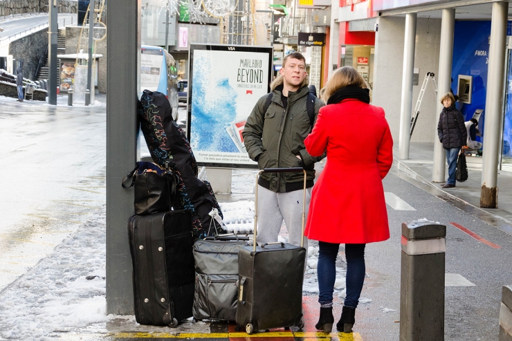 Dos turistes russos, a l'avinguda Meritxell d'Andorra la Vella.