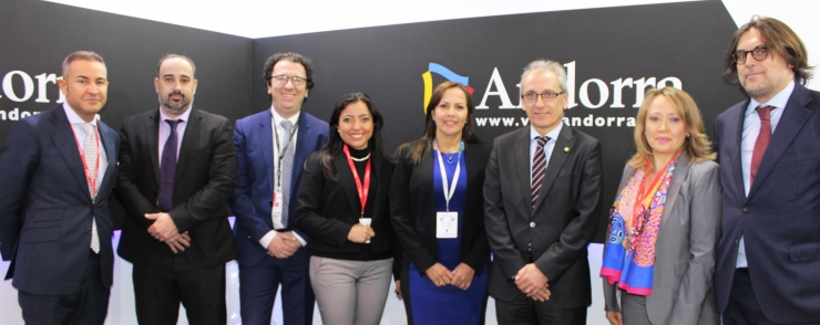 El ministre de Turisme, Francesc Camp, i el director general d'Andorra Turisme, Betim Budzaku, amb la delegació de Colòmbia.