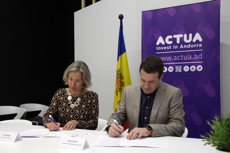 La directora d'Actua, Judit Hidalgo, i el director general de Barcelona Tech City, Miquel Martí, signen l'acord entre totes dues entitats.