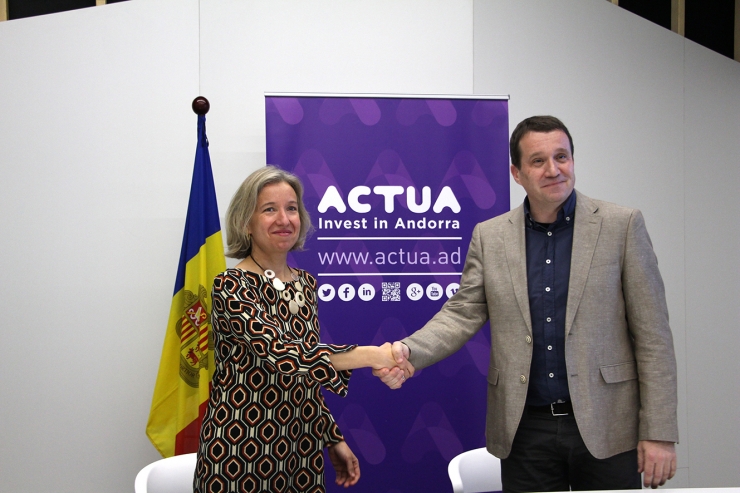 La directora d'Actua, Judit Hidalgo, i el director general de Barcelona Tech City, Miquel Martí, signen l'acord entre totes dues entitats.