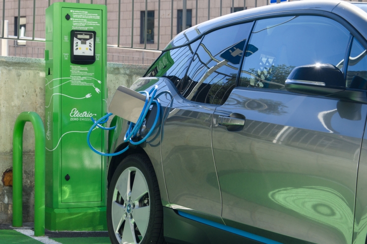 Un cotxe elèctric aturat en un carregador del país.