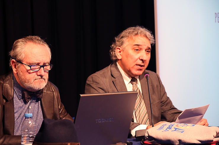 El conferenciant, Gerard Duelo, i el president del Col·legi d'Agents i Gestors Immobiliaris (AGIA), Jordi Galobardes, durant l'acte.