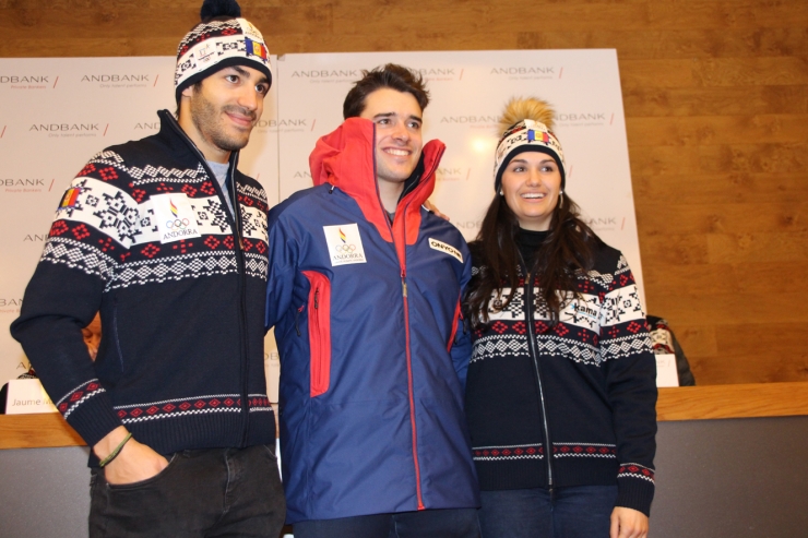 D'esquerra a dreta, Joan Verdú, Marc Oliveras i Mireia Gutiérrez, amb la vestimenta que portarà la delegació andorrana a Pyeongchang, aquest dimarts a Andbank.