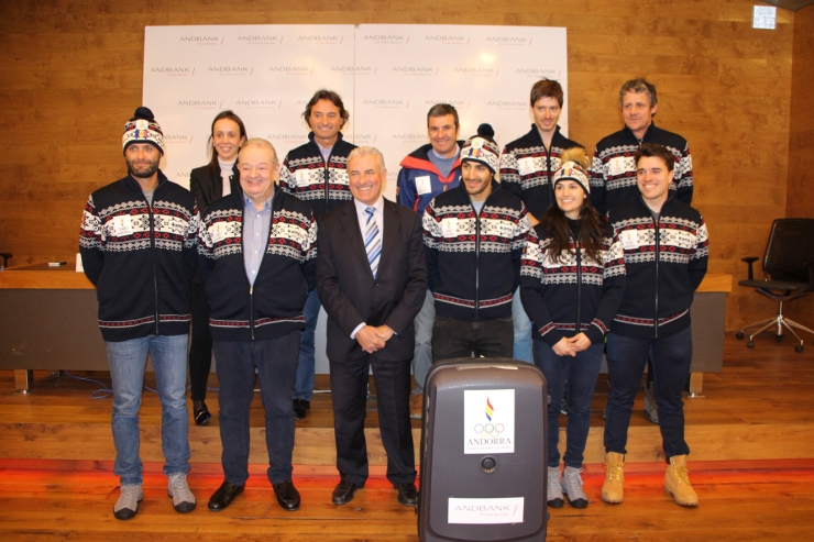 Fotografia de grup amb representants d'Andbank, la Federació Andorrana d'Esquí (FAE) i el Comitè Olímpic Andorrà (COA), en la presentació de la delegació que viatja a Pyeongchang, aquest dimarts a la seu d'Andbank.