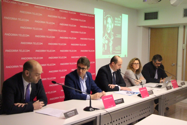 D'esquerra a dreta, el conseller d'Esports i Informàtica del comú d'Escaldes-Engordany, Jordi Vilanova; el portaveu d'Andorra Telecom, Carles Casadevall; l'agregat d'afers culturals de l'ambaixada de França, Jérôme Vinyolas; la doctora de la Universitat d'Andorra Cristina Yáñez, i el director del museu Carmen Thyssen Andorra, Guillermo Cervera, en la presentació del 9è Saló del videojoc, aquest dimecres.