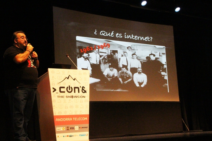 Ángel-Pablo Avilés, expert en ciberseguretat i ciberdelinqüència, membre de l'organisme X1RedMasSegura, ha participat aquest dilluns al Conand.
 