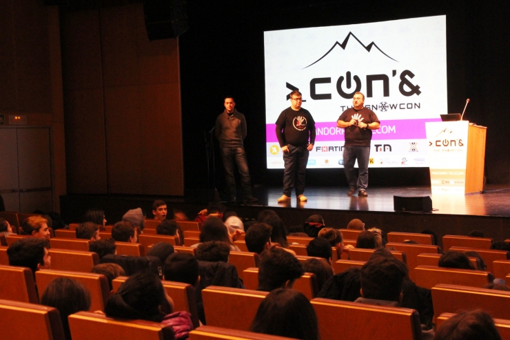 Juan Antonio Calles, expert en 'hacking' ètic i seguretat informàtica, Josep Albors, expert en malware i seguretat en jocs en línia, i Ángel-Pablo Avilés, expert en ciberseguretat i ciberdelinqüència, membres de l'organisme X1RedMasSegura, han participat aquest dilluns al Conand.
 