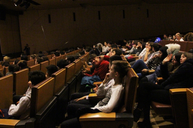 Estudiants han assistit aquest dilluns a un taller sobre seguretat a les xarxes dirigit a infants i adolescents.