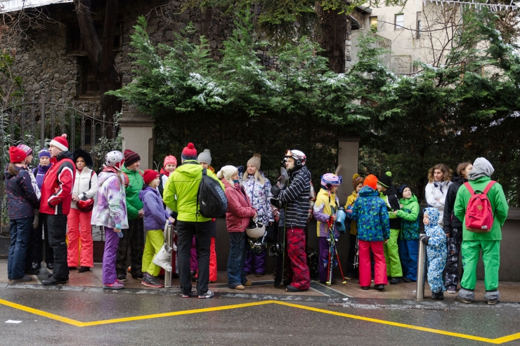 Turistes fent cua a l'autobús.
