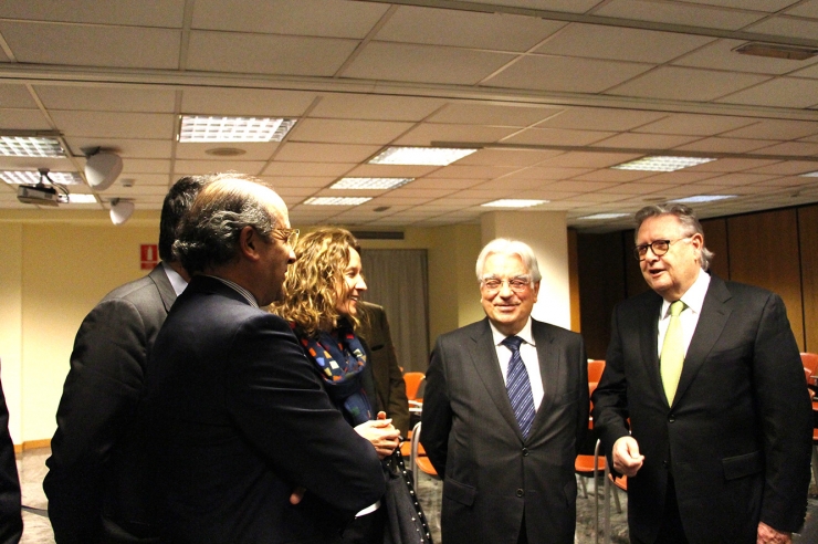 El director general de Medi Ambient de la Comissió Europea, Daniel Calleja, conversa amb la ministra de Medi Ambient, Agricultura i Sostenibilitat, Sílvia Calvó, abans de la conferència.