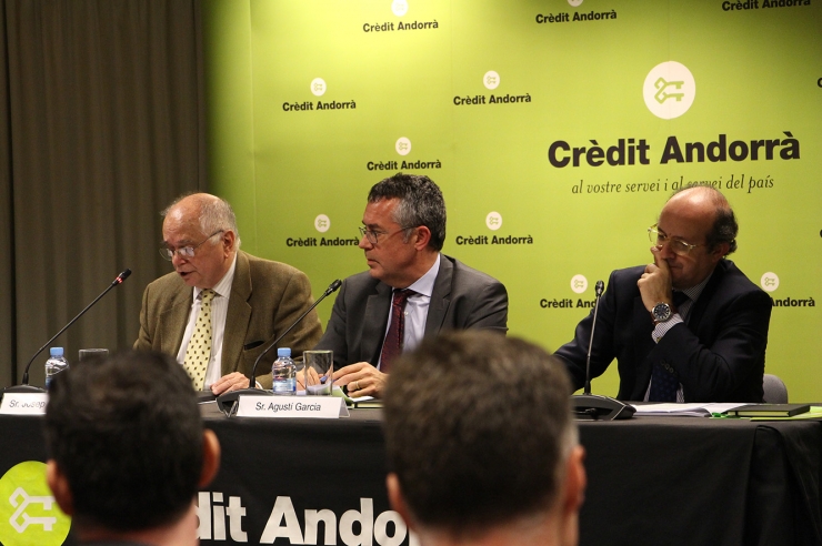 El titular de la Càtedra Crèdit Andorrà de Mercats, Humanisme i Organitzacions, Josep Maria Rosanas; el director de l’àrea de Secretaria General Tècnica de Crèdit Andorrà, Agustí Garcia i el director general de Medi Ambient de la Comissió Europea, Daniel Calleja, durant la xerrada.