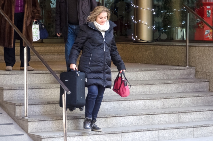 Una turista sortint d'un hotel.