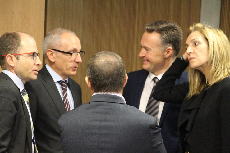 El ministre de Turisme, Francesc Camp, conversa amb els consellers generals Carles Jordana, Josep Majoral, Meritxell Palmitjavila i Ferran Costa.
