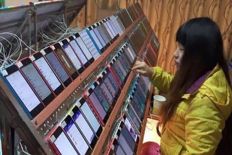 Una operària en una 'granja de clics' a Tailàndia