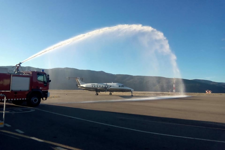 El primer vol procedent de Marsella ha rebut el 'bateig' per part d'un camió dels bombers de la Generalitat de Catalunya.