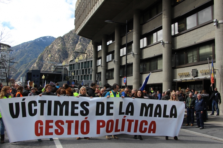 Uns 700 funcionaris s'han aplegat davant de la seu del Govern i han entrat a dins de l'edifici abans d'anar a la plaça del Consell.