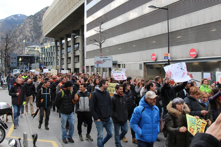 Els funcionaris han protagonitzat una nova marxa aquest dijous a la tarda, pel carrer Prat de la Creu i l'avinguda Meritxell.