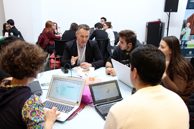 El líder del clúster d’Educació d’Actua, Ferran Costa, dona algunes recomanacions a un dels grups d'alumnes.