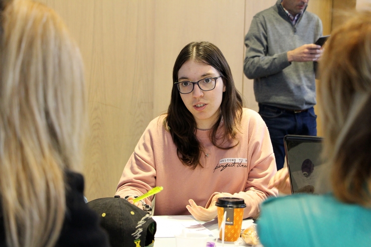 Els alumnes expliquen els seus projectes a representants del sector empresaial.