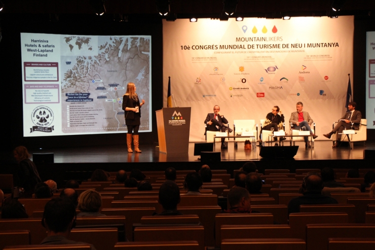 Un moment del 10è Congrés Mundial de Turisme de Neu i de Muntanya, durant la ponència de la directora de Màrqueting i Vendes d'Harriniva Hotels & Safaris, Niina Pietikäinen.