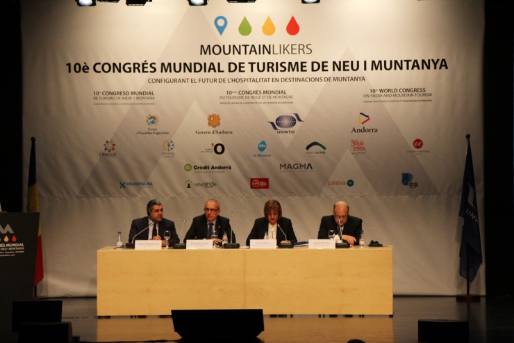 El secretari general de l'OMT, Zurab Pololikashvili; el ministre de Turisme, Francesc Camp; la cònsol major d'Escaldes-Engordany, Trini Marín, i el cònsol major de Canillo, Josep Mandicó, en un moment de la cloenda del congrés.