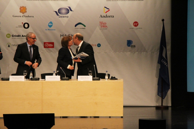 El moment en què s'ha fet oficial el relleu d'Escaldes-Engordany a Canillo com a organitzadors del proper certamen, amb la salutació entre els dos cònsols, Trini Marín i Josep Mandicó.