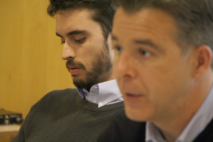 El cònsol menor d'Andorra la Vella, Marc Pons, i el ponent Euge Oller, durant la roda de premsa.