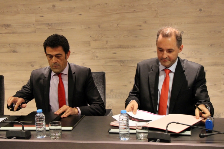 El consol major d'Ordino, Josep Àngel Mortés, i el director general  d'Andorra Telecom, Jordi Nadal, signen el contracte per traslladar la  plataforma informàtica del comú al núvol.