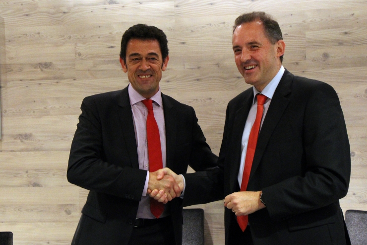 El consol major d'Ordino, Josep Àngel Mortés, i el director general  d'Andorra Telecom, Jordi Nadal, signen el contracte per traslladar la  plataforma informàtica del comú al núvol.