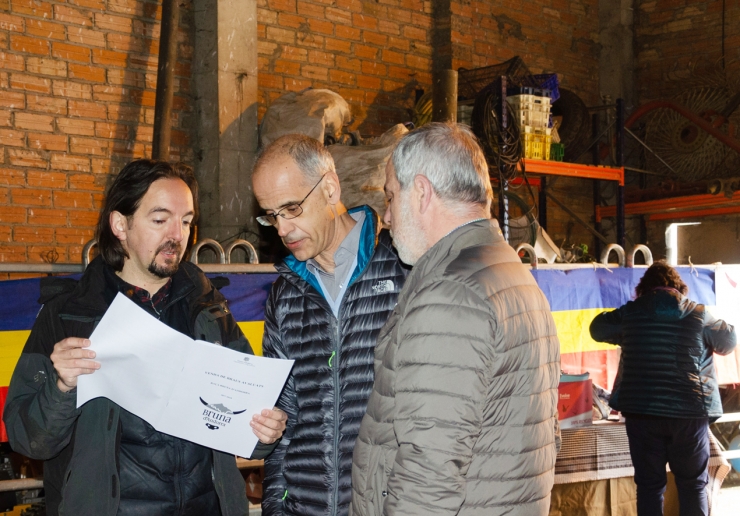 Al centre, el cap de Govern, Toni Martí, conversa amb el director d'Agricutlura, Landry Riba, al Concurs de mascles de raça bruna.