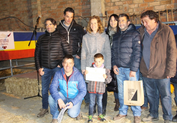 Fotografia de grup amb els guanyadors del Concurs de mascles de raça bruna.
