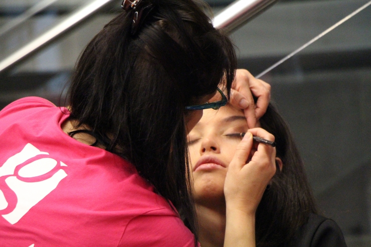 Una noia es maquilla a l'estand d'una perfumeria, al Fòrum Estudiants-Empresa.