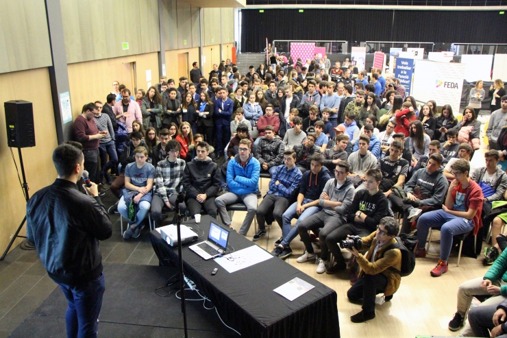 Màxima expectació per veure al 'youtuber' The Grefg, durant la seva conferència al Fòrum Estudiants-Empresa.