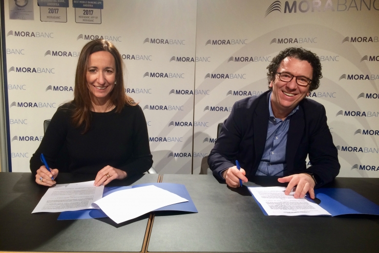 Gisela Villagordo, directora general adjunta de MoraBanc, i el gerent d’Andorra Turisme, Betim Budzaku, signen l'acord.