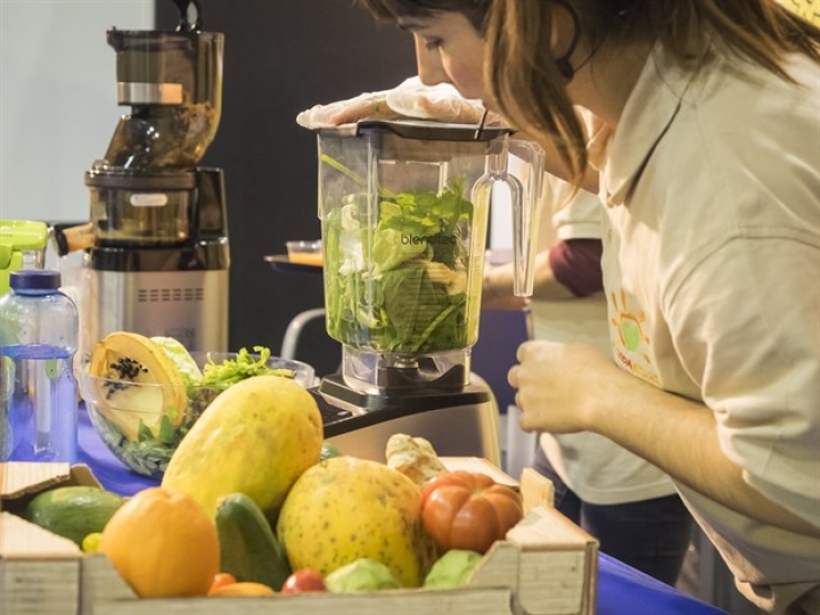 La Càtedra AgroBank presenta a la fira Alimentaria de Barcelona unes begudes de fruita sense conservants químics.