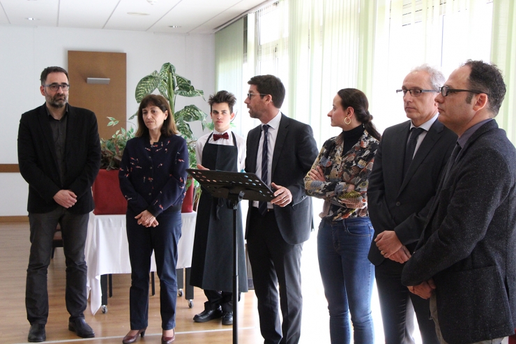 El director del Lycée, Daniel Raynal, adreça unes paraules als assistents a l'acte de signatura.