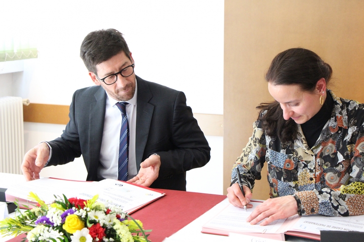 El director del Lycée, Daniel Raynal, i la presidenta d'Autèntics Hotels d'Andorra, Cristina Canut, signen el conveni.