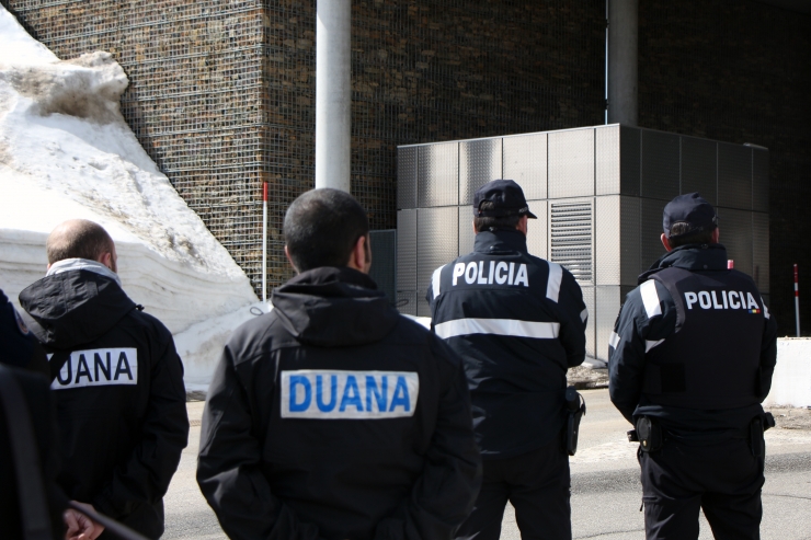 Duaners i policies a la frontera del Pas de la Casa.