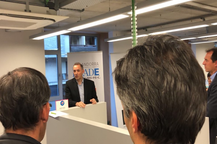 El director d'Andorra Telecom, Jordi Nadal, explica el funcionament d'El Niu a representants d'Esade Alumni.