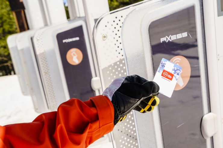 Un usuari mostra un forfet de Vallnord.