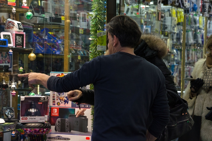 Dos clients en una botiga d'electrònica.