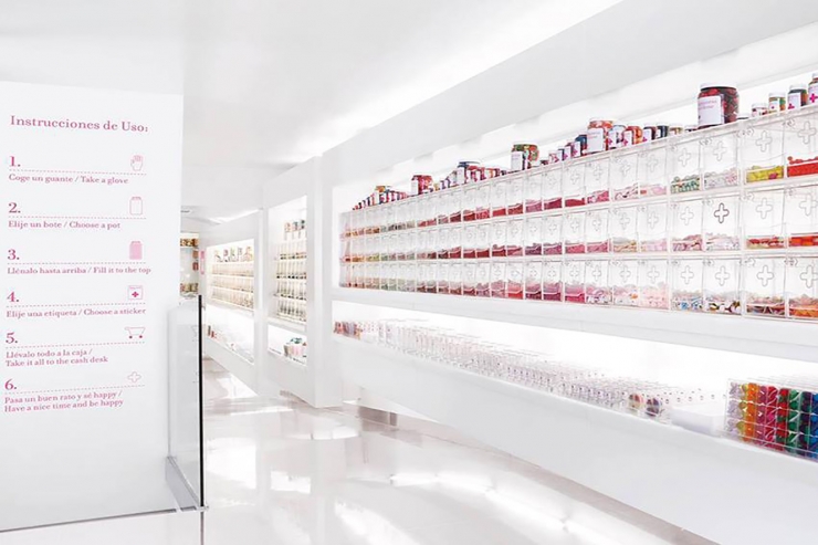 Interior d'una botiga Happy Pills.