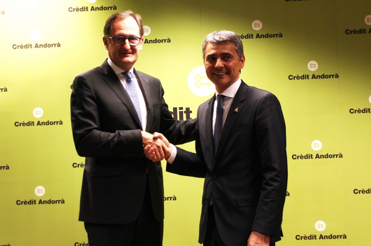 El conseller executiu i director general de Crèdit Andorrà, Xavier  Cornella, i el president de la Trobada Empresarial al Pirineu, Vicenç  Voltes, després de la signatura del conveni.