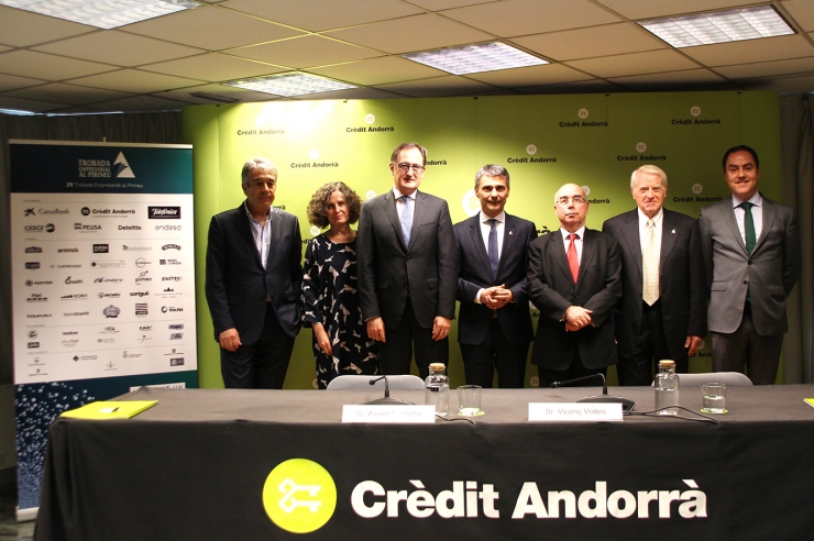 Fotografia de família dels organitzadors i patrocinadors de la Trobada Empresarial al Pirineu.